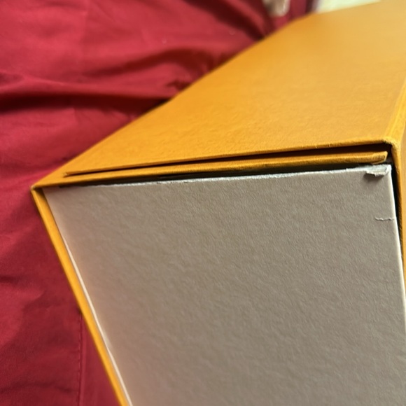 Louis Vuitton storage box small damage, but workable - Picture 4 of 4